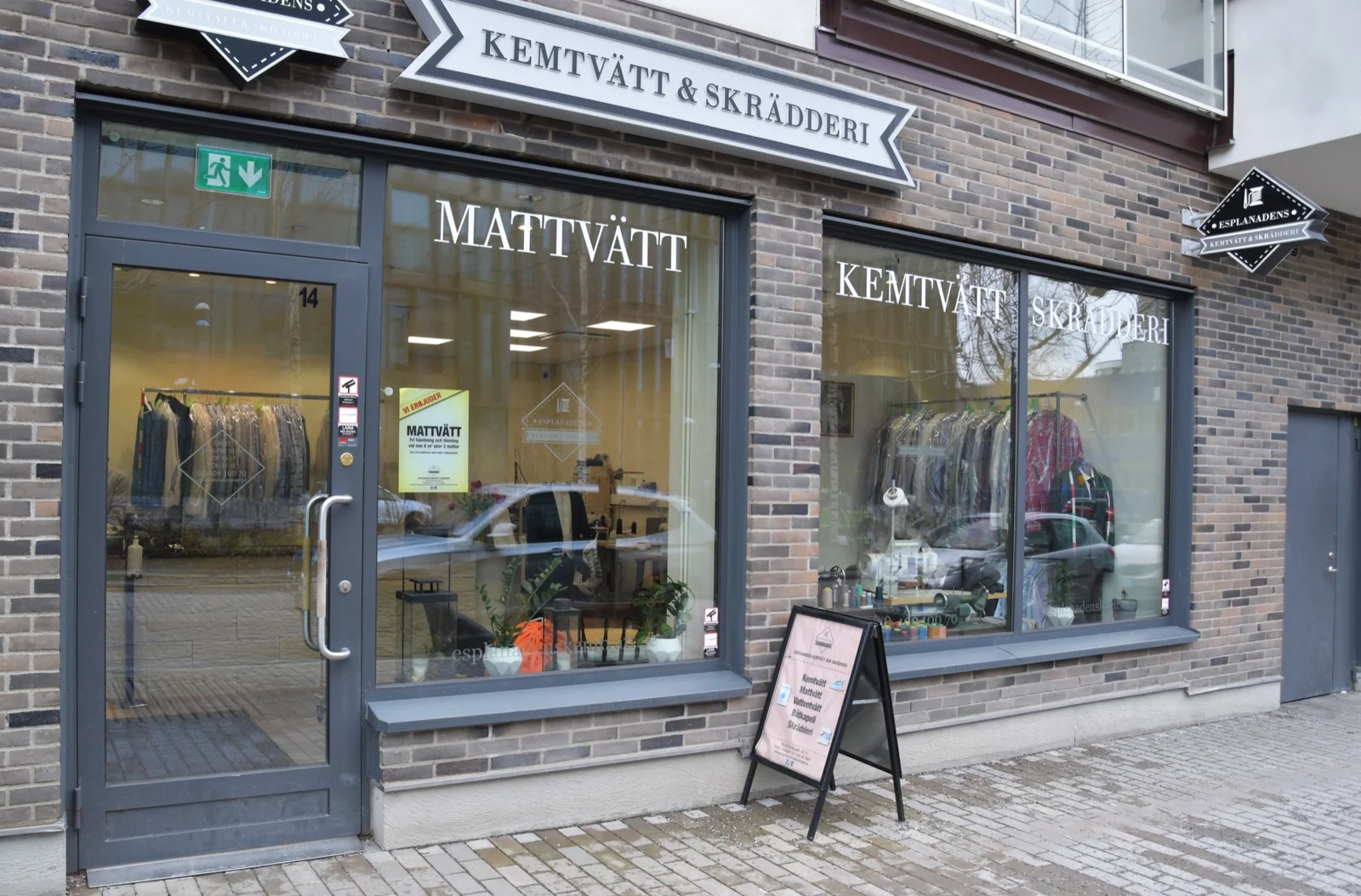 Esplanadens butik med skyltar för kemtvätt, mattvätt och skrädderi på torget i Täby Centrum